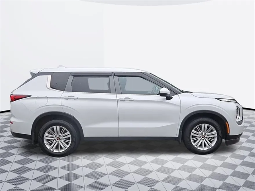 2024 Mitsubishi Outlander ES photo 1