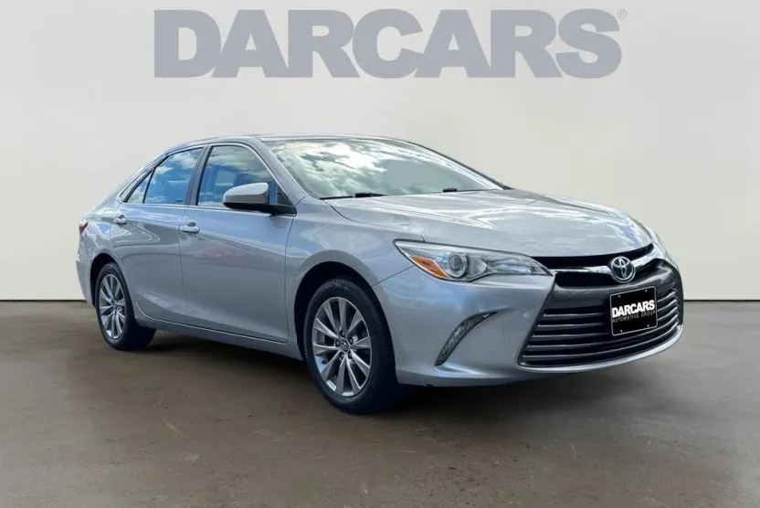 2016 Toyota Camry LE photo 1