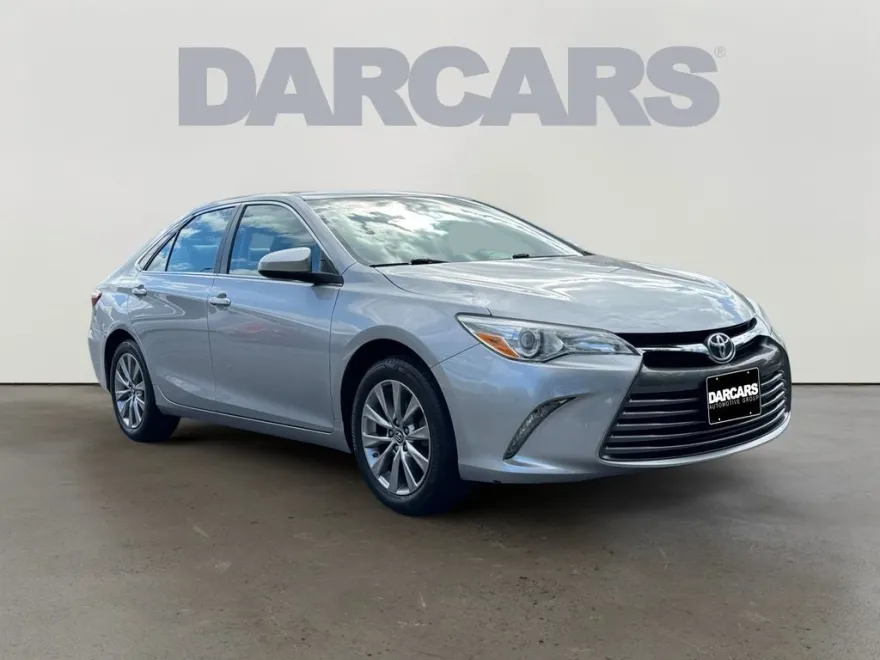 2016 Toyota Camry LE photo 1