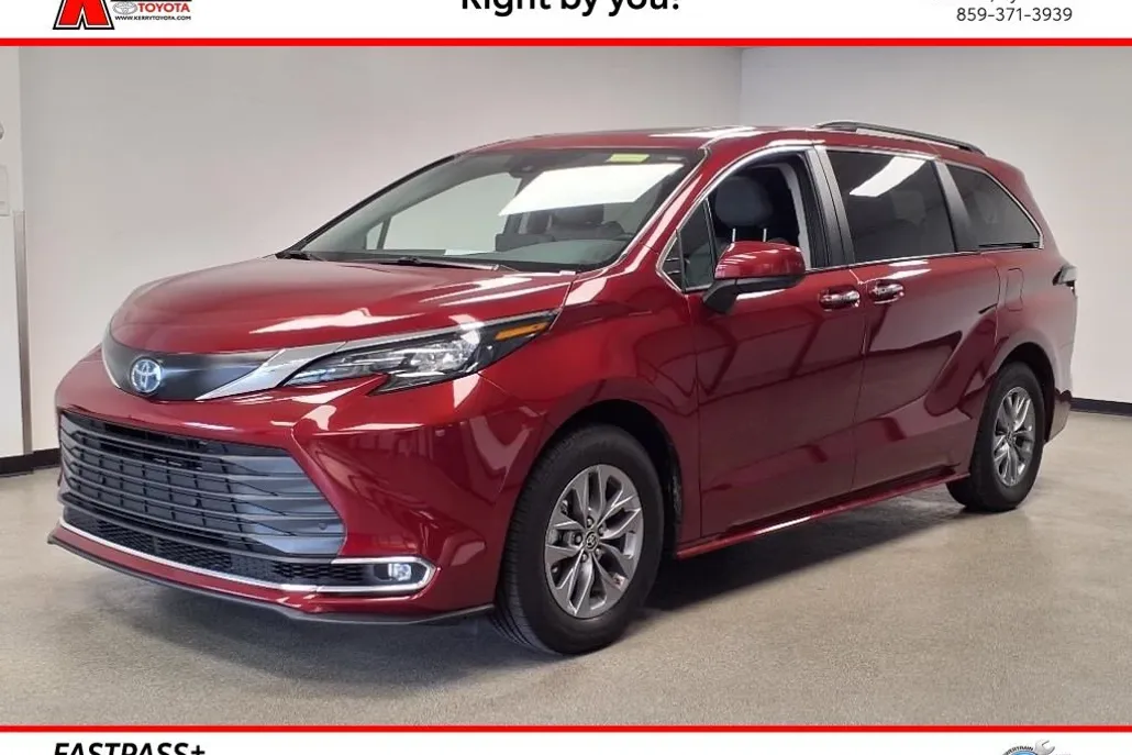 2024 Toyota Sienna XLE photo 1