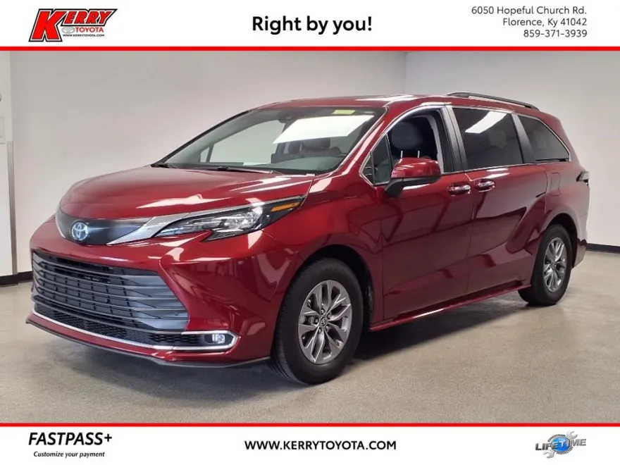 2024 Toyota Sienna XLE photo 1