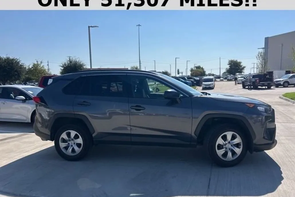 2021 Toyota RAV4 LE photo 1