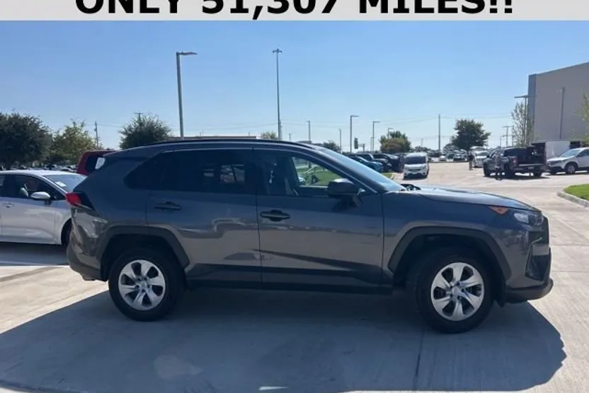2021 Toyota RAV4 LE photo 1