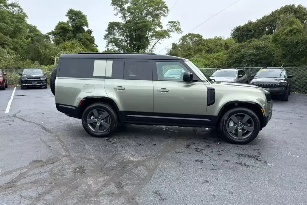 2025 Land Rover Defender X-Dynamic SE photo 1
