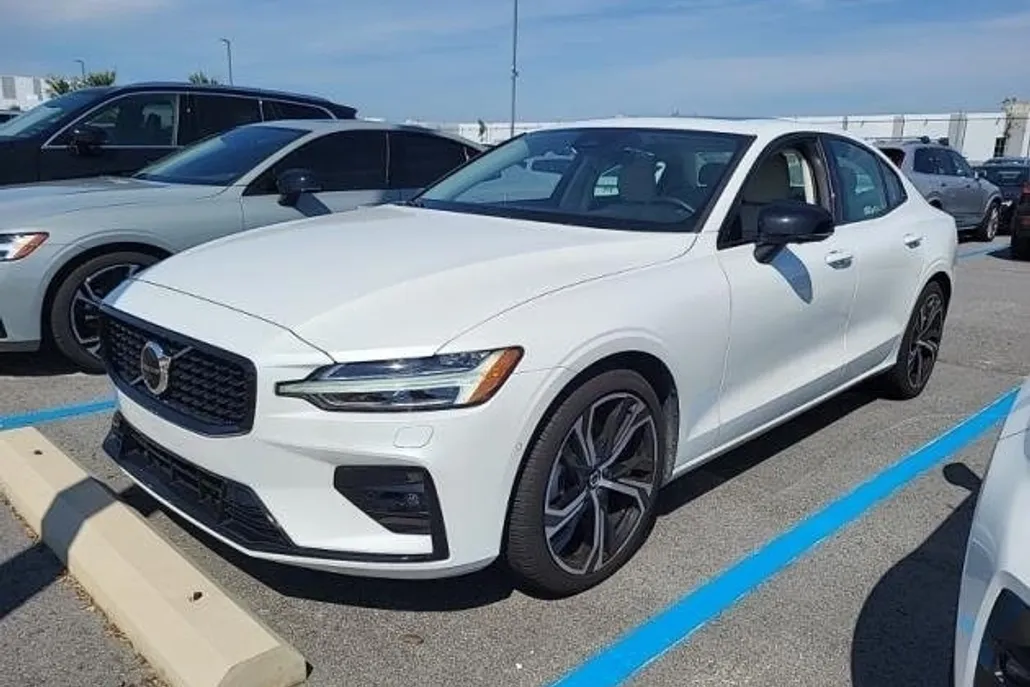 2024 Volvo S60 B5 Plus photo 1