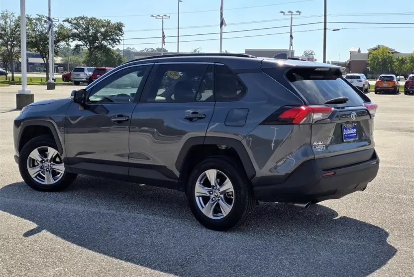 2023 Toyota RAV4 XLE photo 1