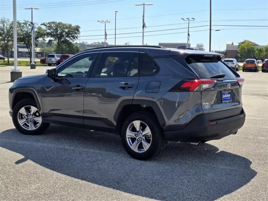 2023 Toyota RAV4 XLE photo 1