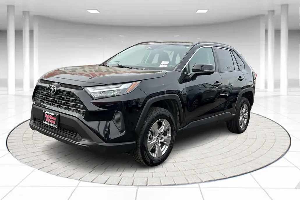 2022 Toyota RAV4 XLE photo 1