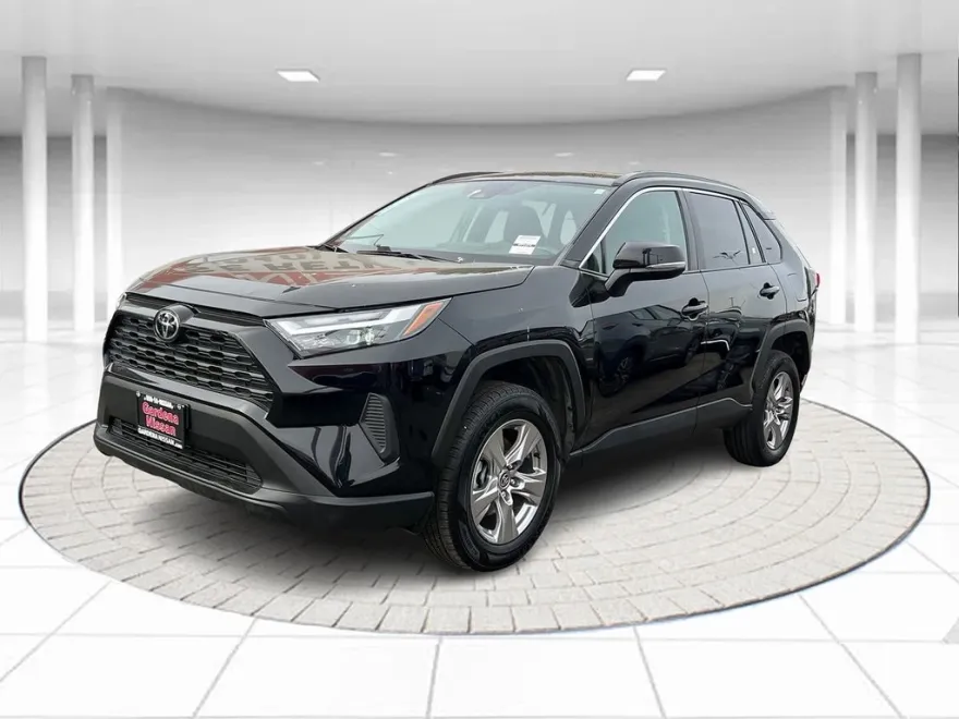 2022 Toyota RAV4 XLE photo 1