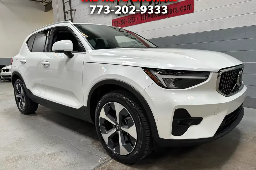 2024 Volvo XC40 AWD Plus photo 1