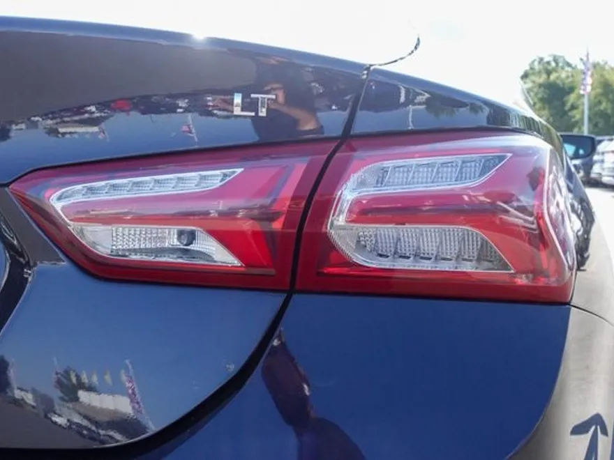 2022 Chevrolet Malibu 1LT photo 1