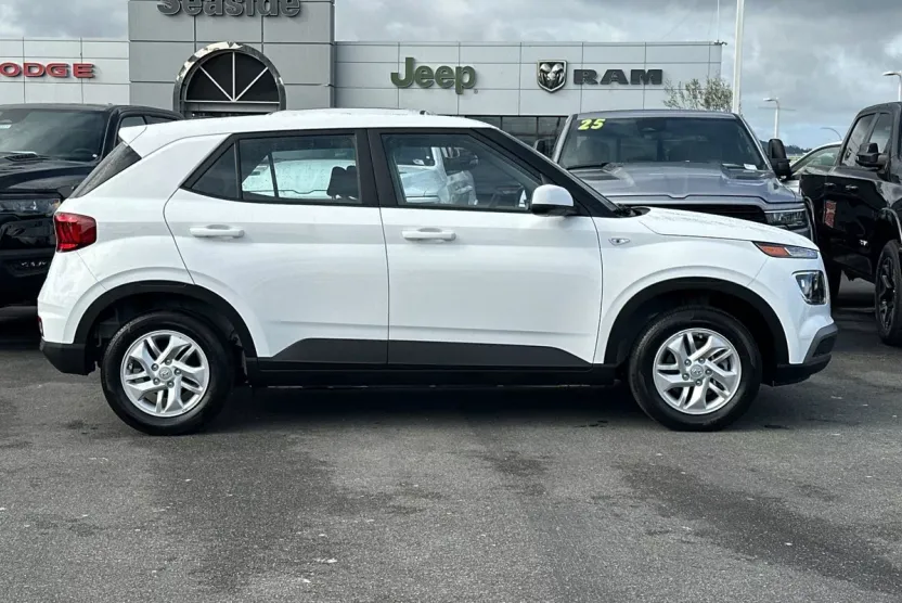 2025 Hyundai Venue SE photo 1