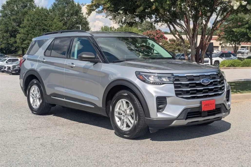 2025 Ford Explorer photo 1