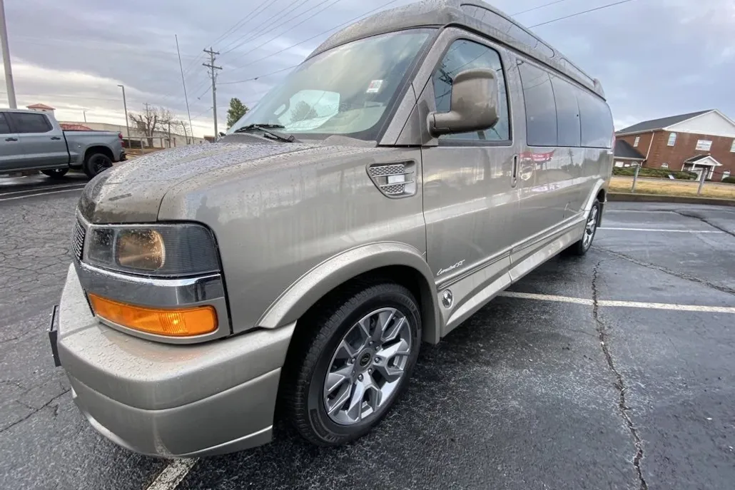 2024 Chevrolet Express Cargo 2500 photo 1