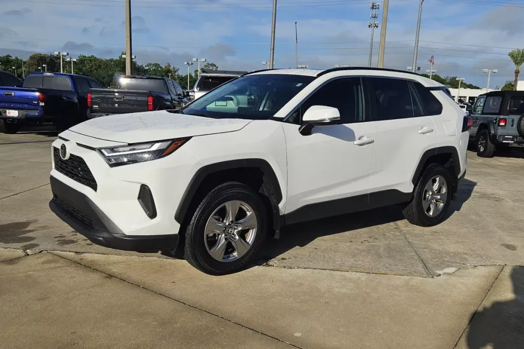 2024 Toyota RAV4 XLE photo 1
