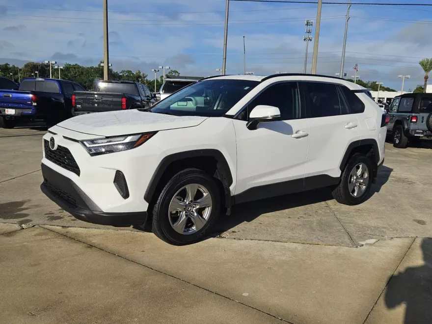 2024 Toyota RAV4 XLE photo 1
