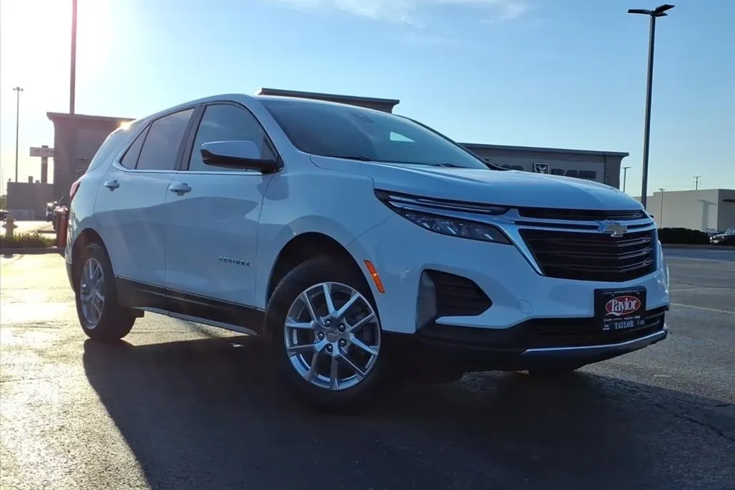 2023 Chevrolet Equinox LT photo 1