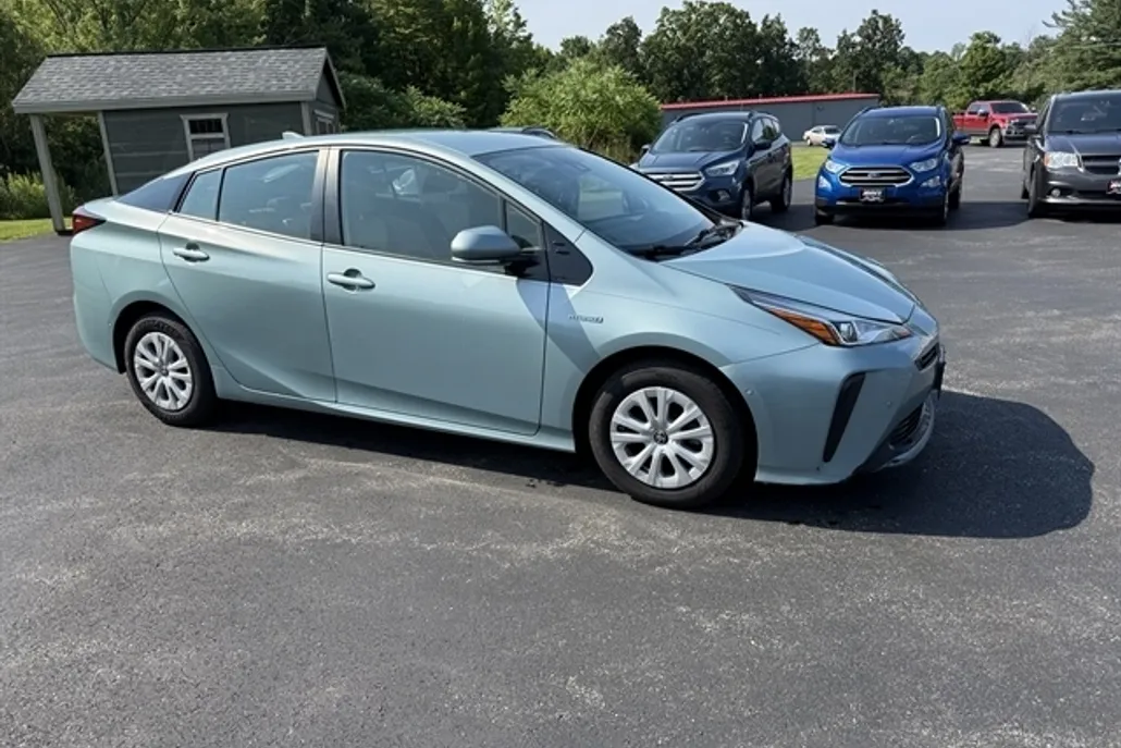 2019 Toyota Prius LE photo 1