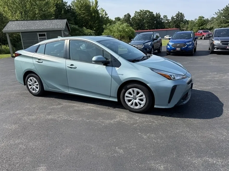 2019 Toyota Prius LE photo 1
