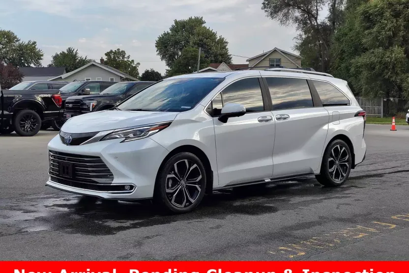 2025 Toyota Sienna Platinum photo 1