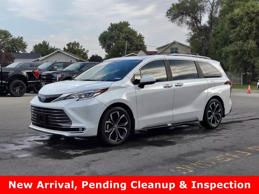 2025 Toyota Sienna Platinum photo 1