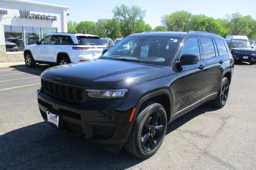 2023 Jeep Grand Cherokee Laredo X photo 1