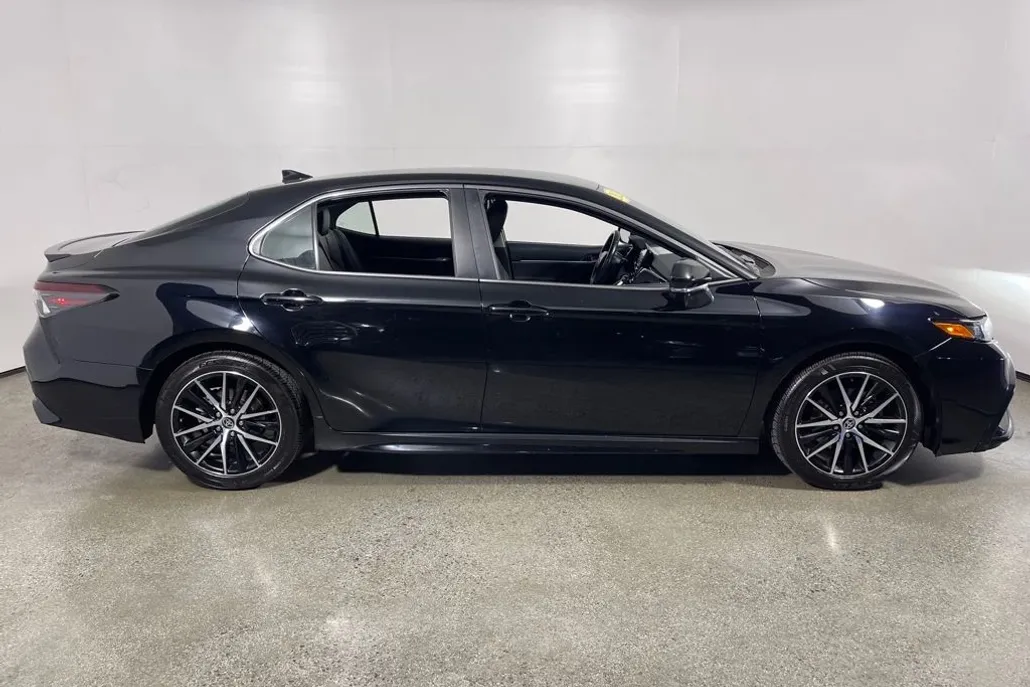 2023 Toyota Camry SE photo 1