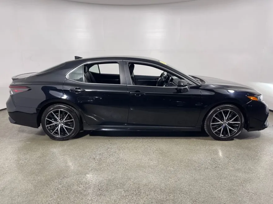 2023 Toyota Camry SE photo 1