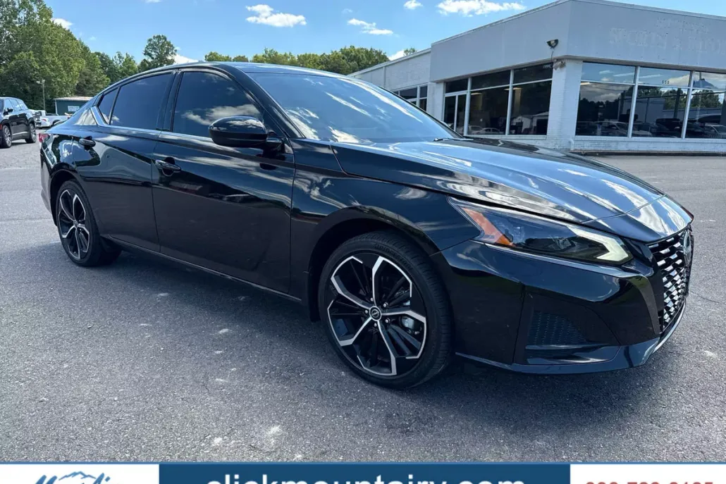 2024 Nissan Altima SR photo 1