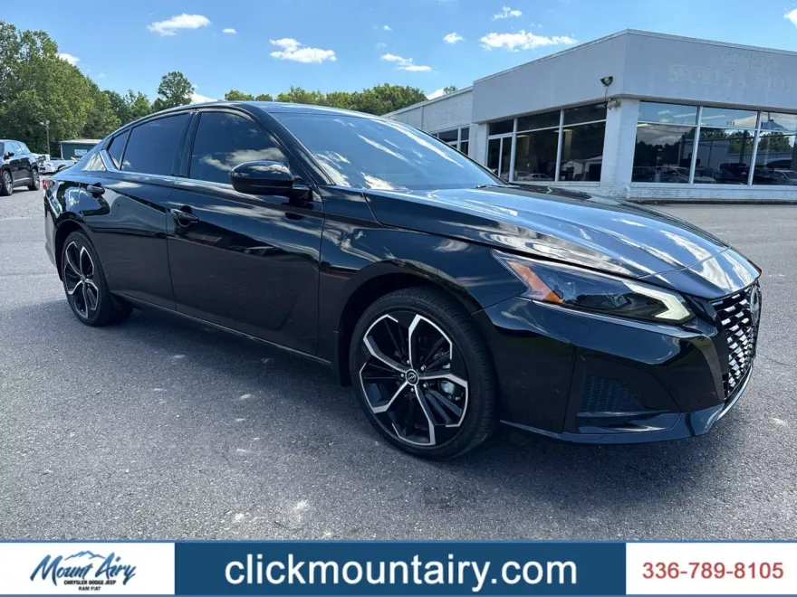 2024 Nissan Altima SR photo 1