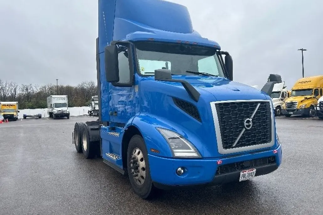 2020 Volvo Truck VNR photo 1