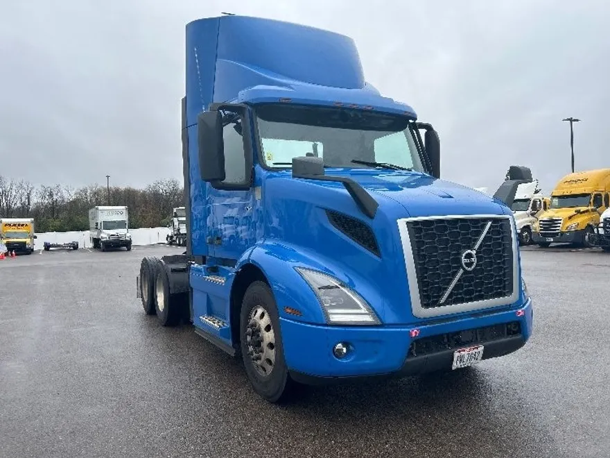 2020 Volvo Truck VNR photo 1