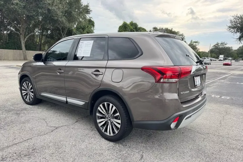 2020 Mitsubishi Outlander SE photo 1