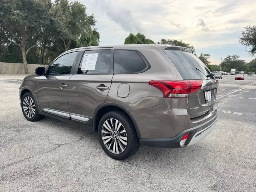 2020 Mitsubishi Outlander SE photo 1