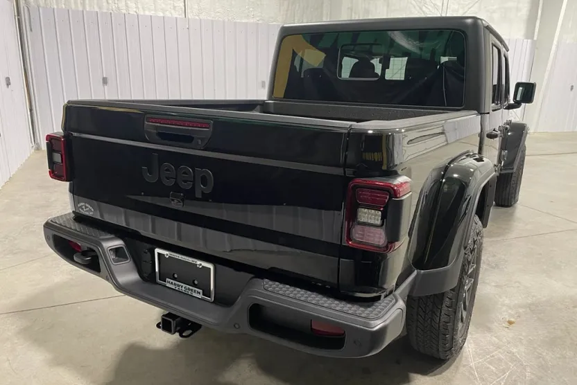 2025 Jeep Gladiator Sport S photo 1