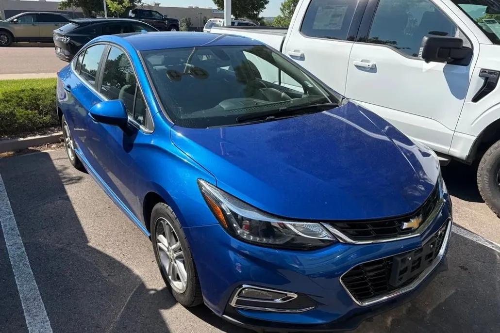 2017 Chevrolet Cruze LT photo 1