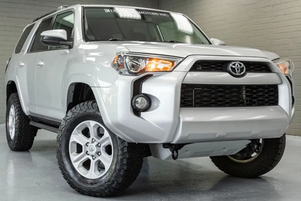 2017 Toyota 4Runner SR5 4WD photo 1