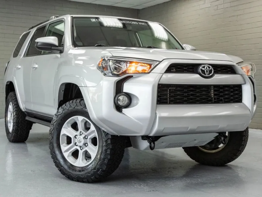 2017 Toyota 4Runner SR5 4WD photo 1