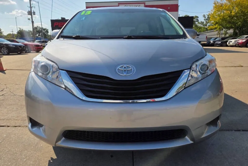 2013 Toyota Sienna LE photo 1