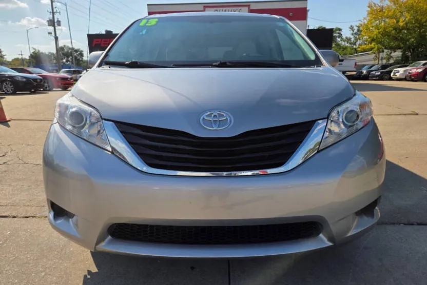 2013 Toyota Sienna LE photo 1