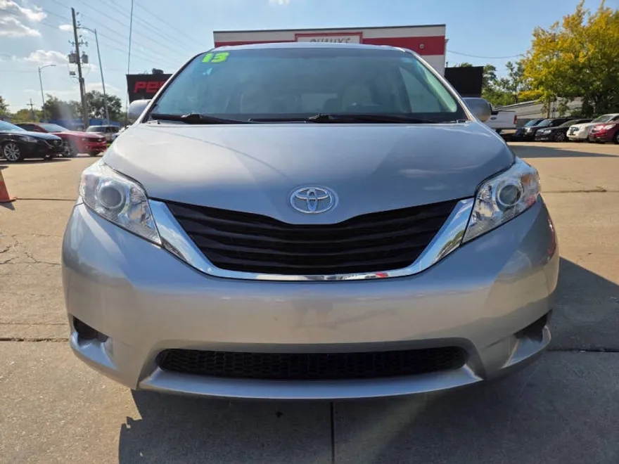 2013 Toyota Sienna LE photo 1