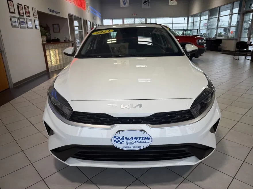 2023 Kia Forte LXS photo 2