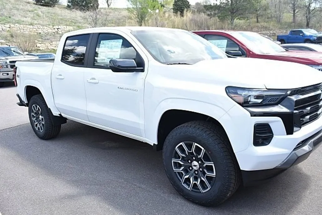 2025 Chevrolet Colorado Z71 photo 1
