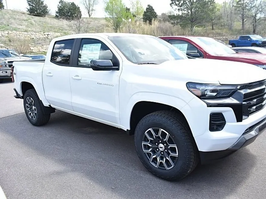 2025 Chevrolet Colorado Z71 photo 1