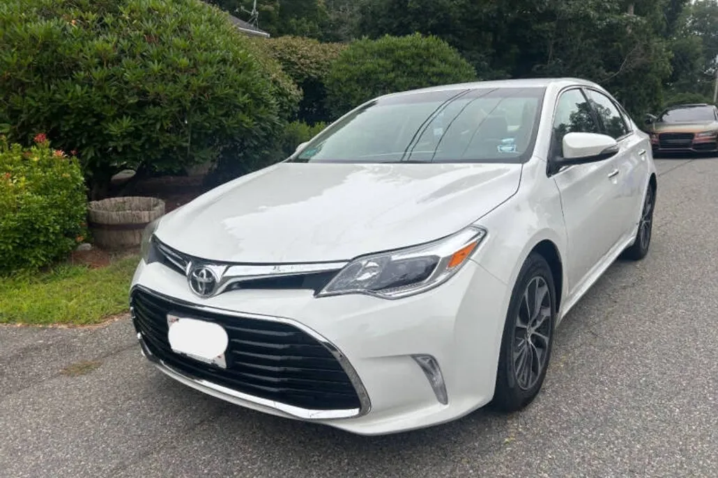 2016 Toyota Avalon XLE photo 1