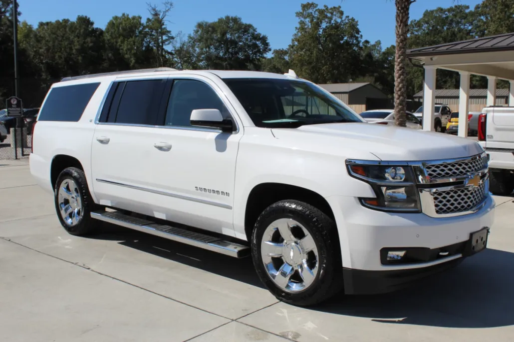 2017 Chevrolet Suburban LT photo 1