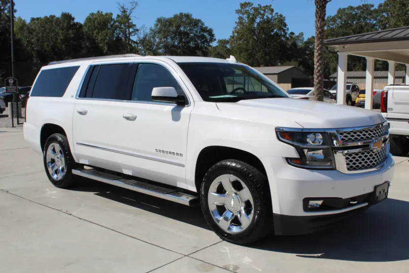 2017 Chevrolet Suburban LT photo 1