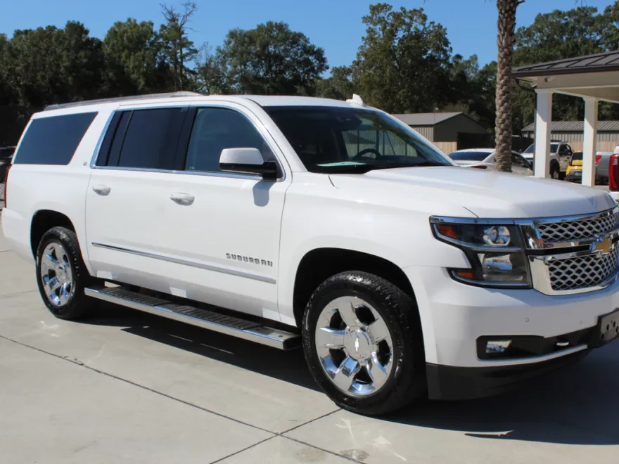 2017 Chevrolet Suburban LT photo 1