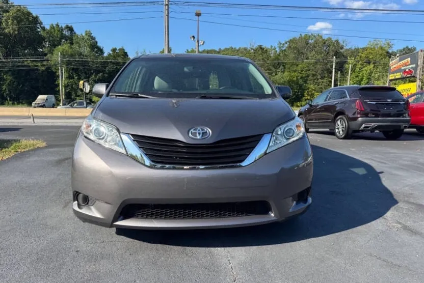 2017 Toyota Sienna LE photo 1