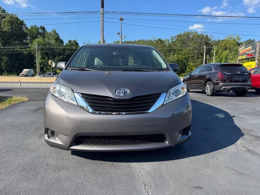 2017 Toyota Sienna LE photo 1